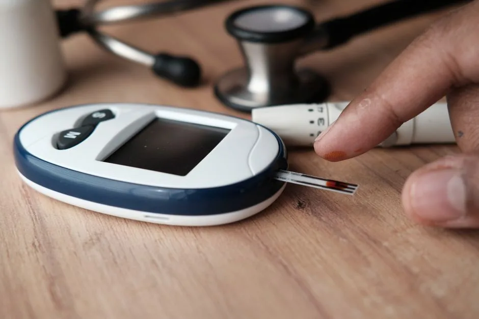 Finger-prick blood sugar test with a glucometer